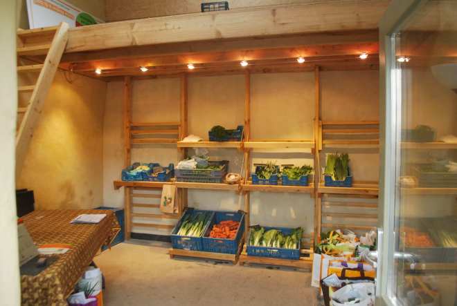 Et voilà, notre petit coin de vente... qui doit encore s'améliorer, mais il se prépare! :o)